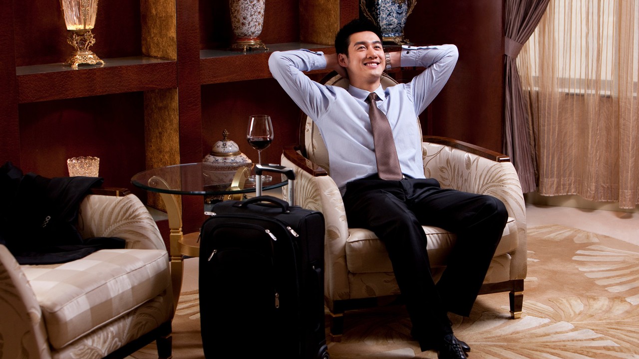 在贵宾厅的男士，图片用于信用卡免费尊享全球机场龙腾贵宾厅及境内高铁贵宾厅服务