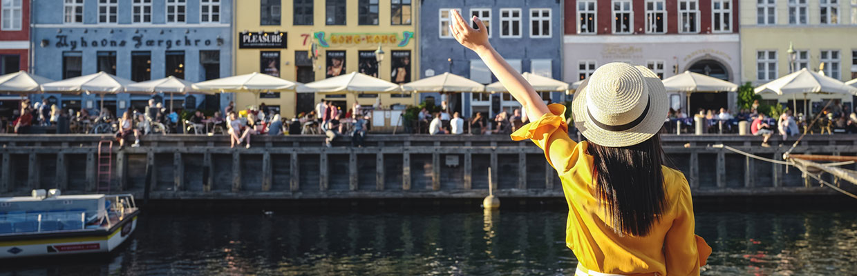女子在意大利海边小镇游玩；图片用于海外旅行