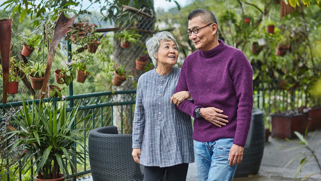 在公园散步的老年夫妇；图片用于如何保持财务健康